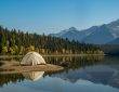 kemping, namiot na brzegu jeziora w górach