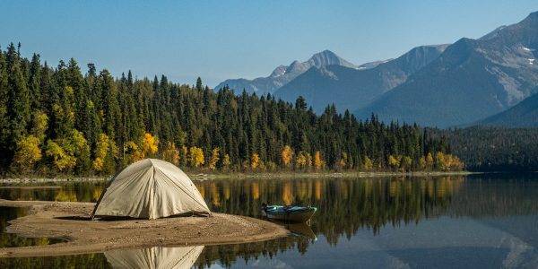 kemping, namiot na brzegu jeziora w górach