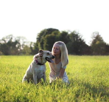 dziewczynka i pies w trawie