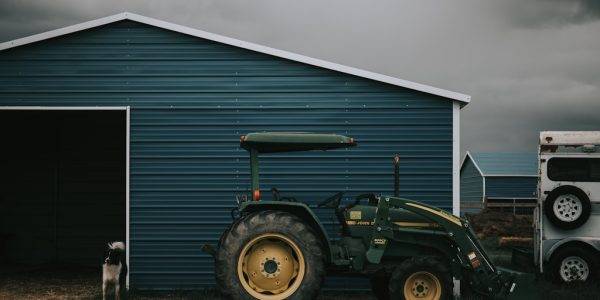 ciągnik rolniczy na tle stodoły w pochmurny dzień