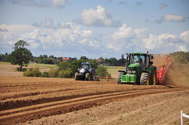 traktor na polu