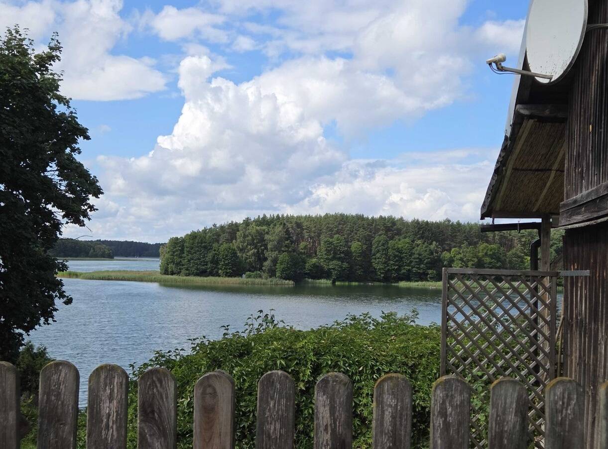 widok na jezioro wdzydze znad płota na kaszubach