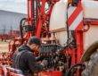 Mechanik podczas przeglądu i naprawy układu zaworów opryskiwacza rolniczego.